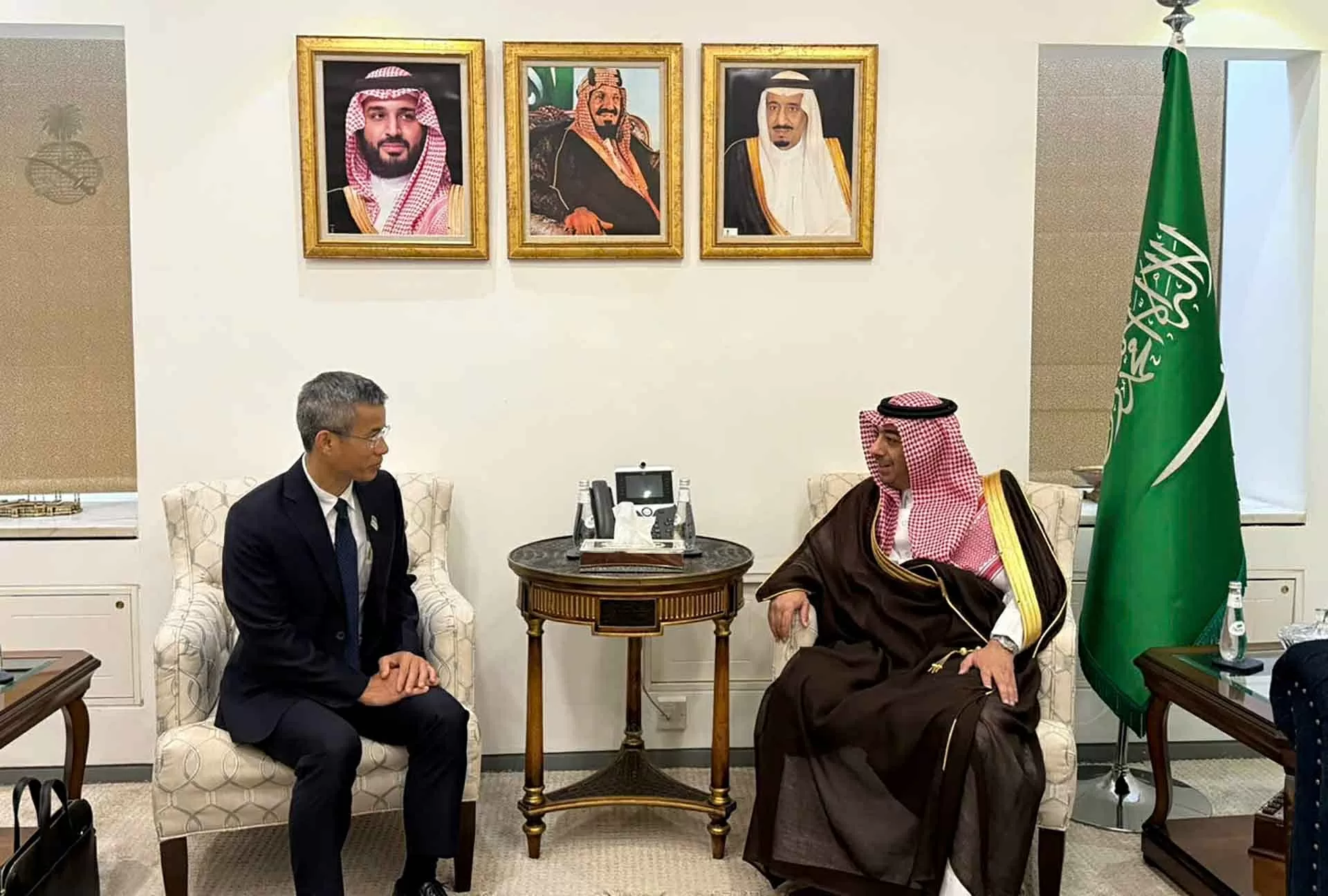 Đại sứ Hoàng Hữu Anh trình bản sao Thư ủy nhiệm lên lãnh đạo Bộ Ngoại giao Saudi Arabia Đại sứ Hoàng Hữu Anh trình bản sao Thư ủy nhiệm lên lãnh đạo Bộ Ngoại giao Saudi Arabia