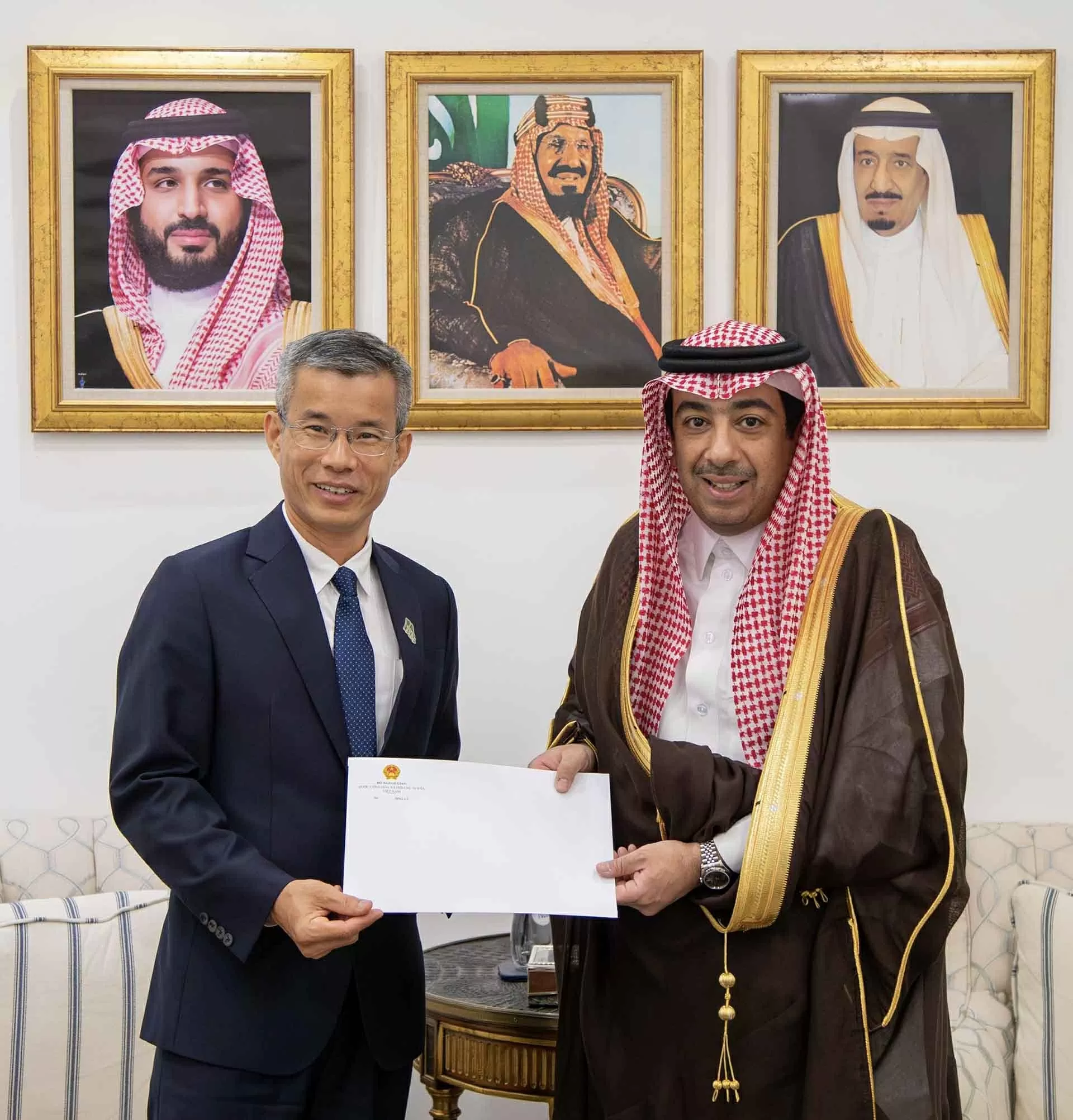 Đại sứ Hoàng Hữu Anh trình bản sao Thư ủy nhiệm lên lãnh đạo Bộ Ngoại giao Saudi Arabia Đại sứ Hoàng Hữu Anh trình bản sao Thư ủy nhiệm lên lãnh đạo Bộ Ngoại giao Saudi Arabia