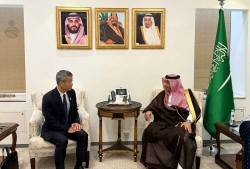 Đại sứ Hoàng Hữu Anh trình bản sao Thư ủy nhiệm lên lãnh đạo Bộ Ngoại giao Saudi Arabia