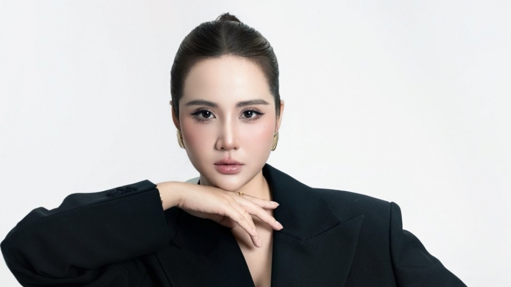 Sao Việt: Diễn viên Phan Minh Huyền hoá quý cô thanh lịch