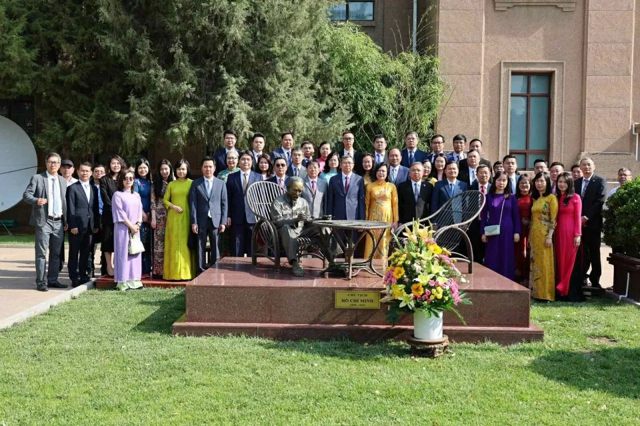 Các đại biểu dự Đại hội và đảng viên các chi bộ trực thuộc dâng hoa tại khu vực tượng Bác Hồ trong khuôn viên Đại sứ quán.