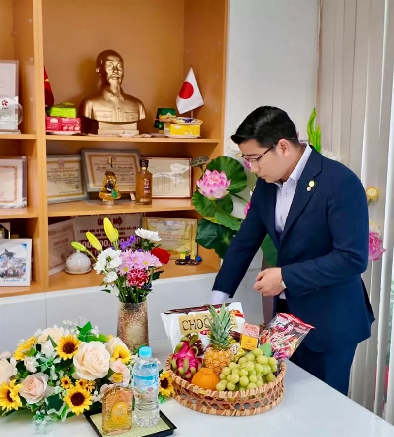 Ông Phạm Đình Thương - TGĐ SUNSHINE GLOBAL luôn nỗ lực phát triển doanh nghiệp gắn với phụng sự cộng đồng và không quên hướng về Tổ quốc, quê hương (Công tác chuẩn bị dâng hương nhân kỷ niệm 135 ngày sinh Chủ tịch Hồ Chí Minh tại SUNSHINE GLOBAL). Ông Phạm Đình Thương - TGĐ SUNSHINE GLOBAL luôn nỗ lực phát triển doanh nghiệp gắn với phụng sự cộng đồng và không quên hướng về Tổ quốc, quê hương (Công tác chuẩn bị dâng hương nhân kỷ niệm 135 ngày sinh Chủ tịch Hồ Chí Minh tại SUNSHINE GLOBAL).