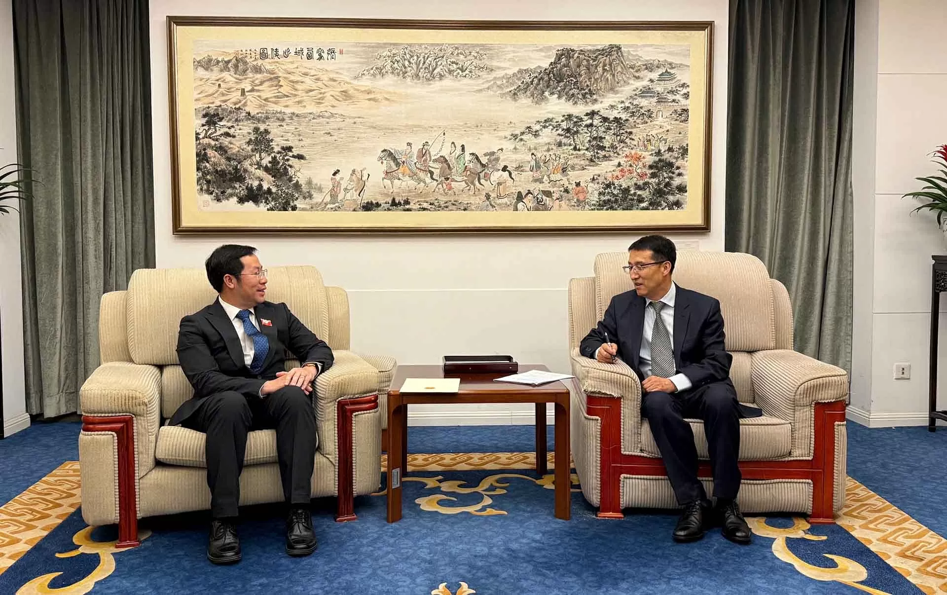 Tổng lãnh sự Bùi Nguyên Long và Phó Vụ trưởng Vụ Lãnh sự Vũ Đức Dân trao đổi về quan hệ Việt-Trung Tổng lãnh sự Bùi Nguyên Long và Phó Vụ trưởng Vụ Lãnh sự Vũ Đức Dân trao đổi về quan hệ Việt-Trung