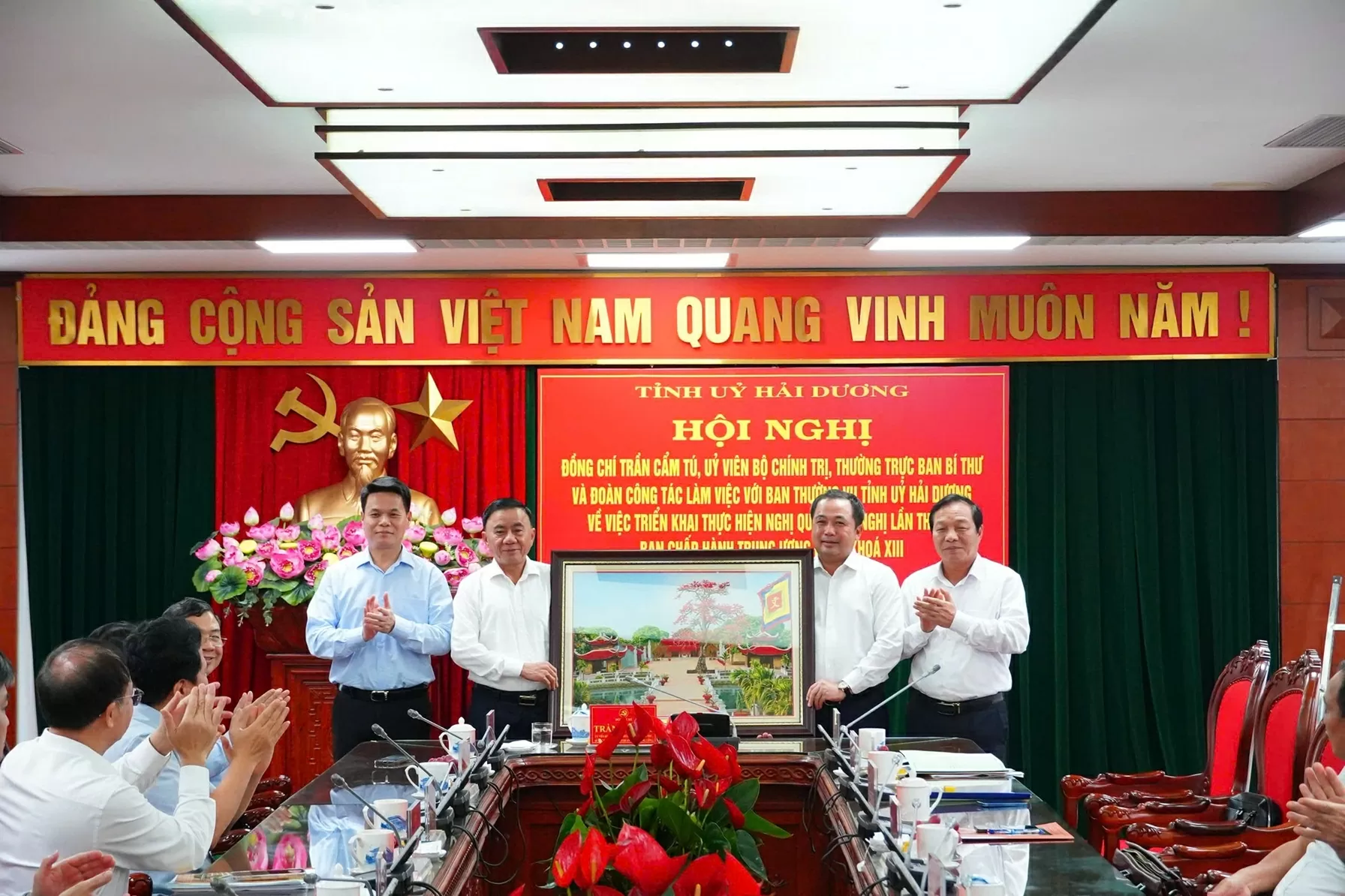 Các đồng chí Thường trực Tỉnh ủy Hải Dương tặng đồng chí Thường trực Ban Bí thư Trần Cẩm Tú bức tranh Văn miếu Mao Điền. (Nguồn: Báo Hải Dương) Các đồng chí Thường trực Tỉnh ủy Hải Dương tặng đồng chí Thường trực Ban Bí thư Trần Cẩm Tú bức tranh Văn miếu Mao Điền. (Nguồn: Báo Hải Dương)