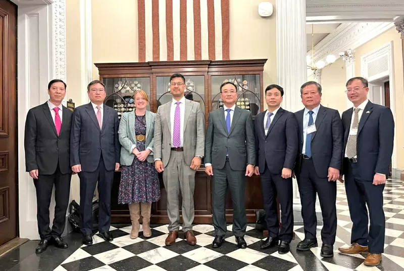 Thứ trưởng Phạm Thế Tùng và ông Ivan Kanapathy cùng các đại biểu. (Nguồn: CAND) Thứ trưởng Phạm Thế Tùng và ông Ivan Kanapathy cùng các đại biểu. (Nguồn: CAND)