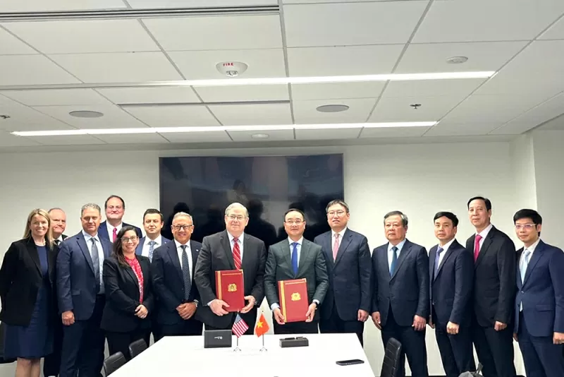 Thứ trưởng Phạm Thế Tùng và Phó Chủ tịch Lockheed Martin trao Biên bản xác nhận việc mua hai máy bay trực thăng. Thứ trưởng Phạm Thế Tùng và Phó Chủ tịch Lockheed Martin trao Biên bản xác nhận việc mua hai máy bay trực thăng.