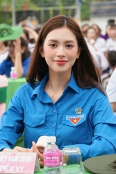 Sao Việt: Hoa hậu Trần Tiểu Vy xinh tươi, diễn viên Đình Tú năng động xuống phố