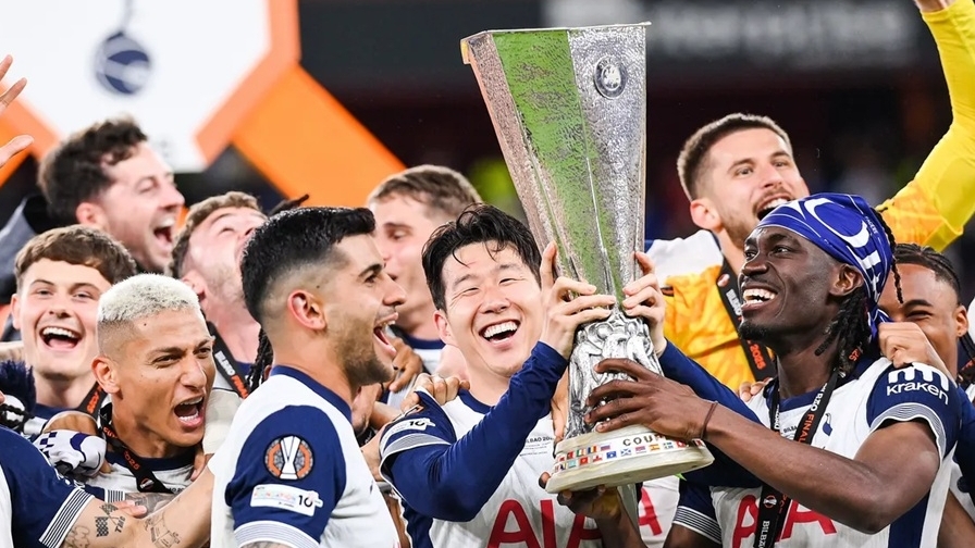 Thiếu huy chương vàng trao cho Son, Chủ tịch UEFA xin lỗi