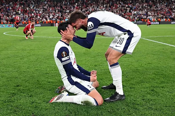 Tottenham thắng Man Utd, Son bật khóc vì danh hiệu đầu tiên ở châu Âu Tottenham thắng Man Utd, Son bật khóc vì danh hiệu đầu tiên ở châu Âu