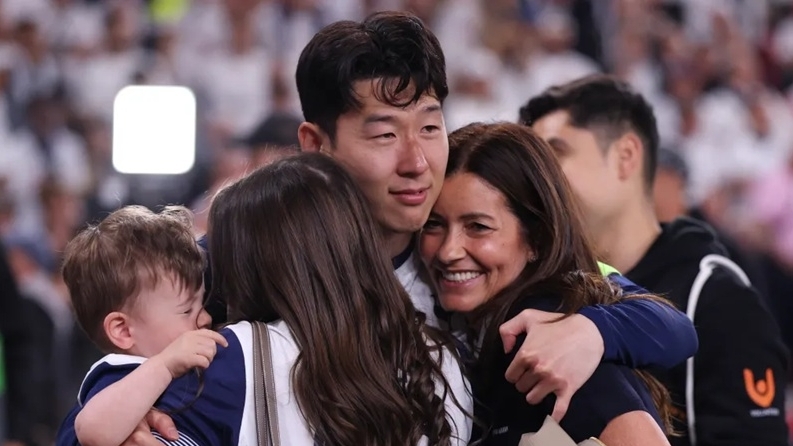 Không có bạn gái, Son ăn mừng cùng vợ con đồng đội