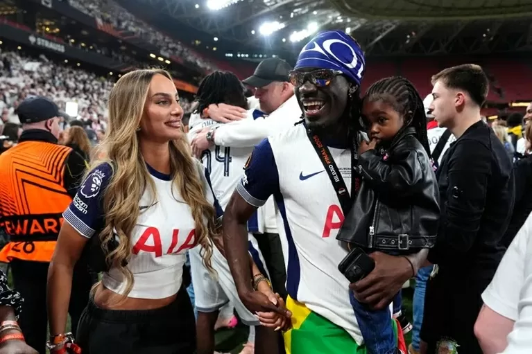 Tottenham vô địch Europa League: Không có bạn gái, Son ăn mừng cùng vợ con đồng đội
