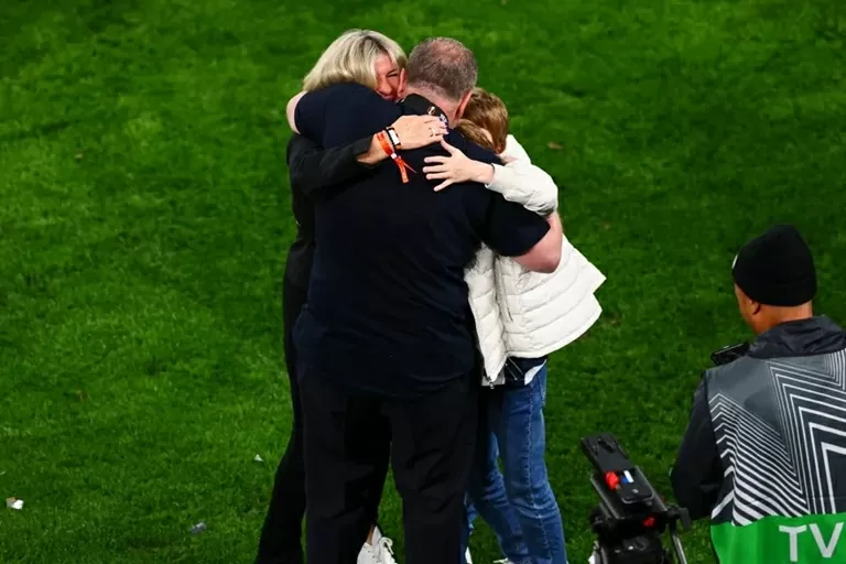 Tottenham vô địch Europa League: Không có bạn gái, Son ăn mừng cùng vợ con đồng đội