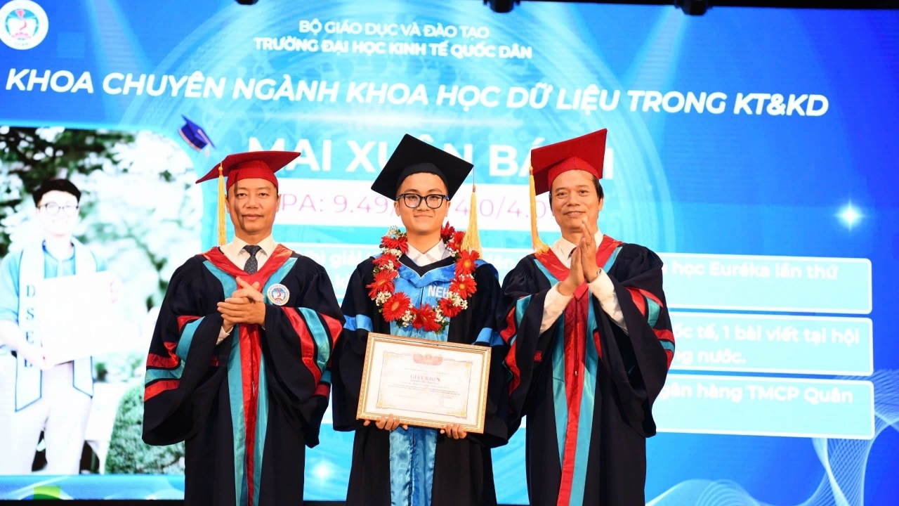 Thủ khoa đầu ra Đại học Kinh tế Quốc dân: Khi đã có đam mê, điều còn lại chỉ là mức độ cố gắng