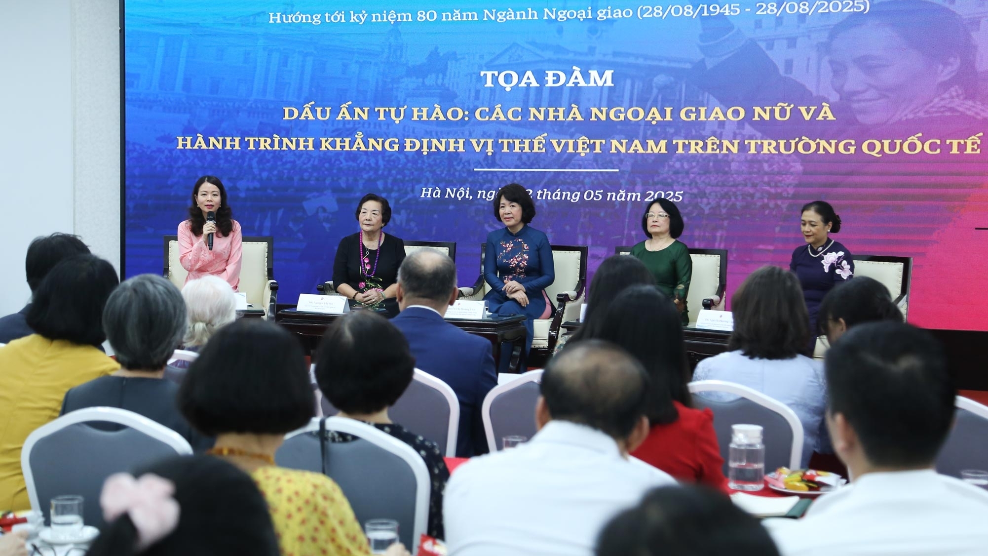 Những 'nữ chiến sĩ' phi thường trên mặt trận không tiếng súng