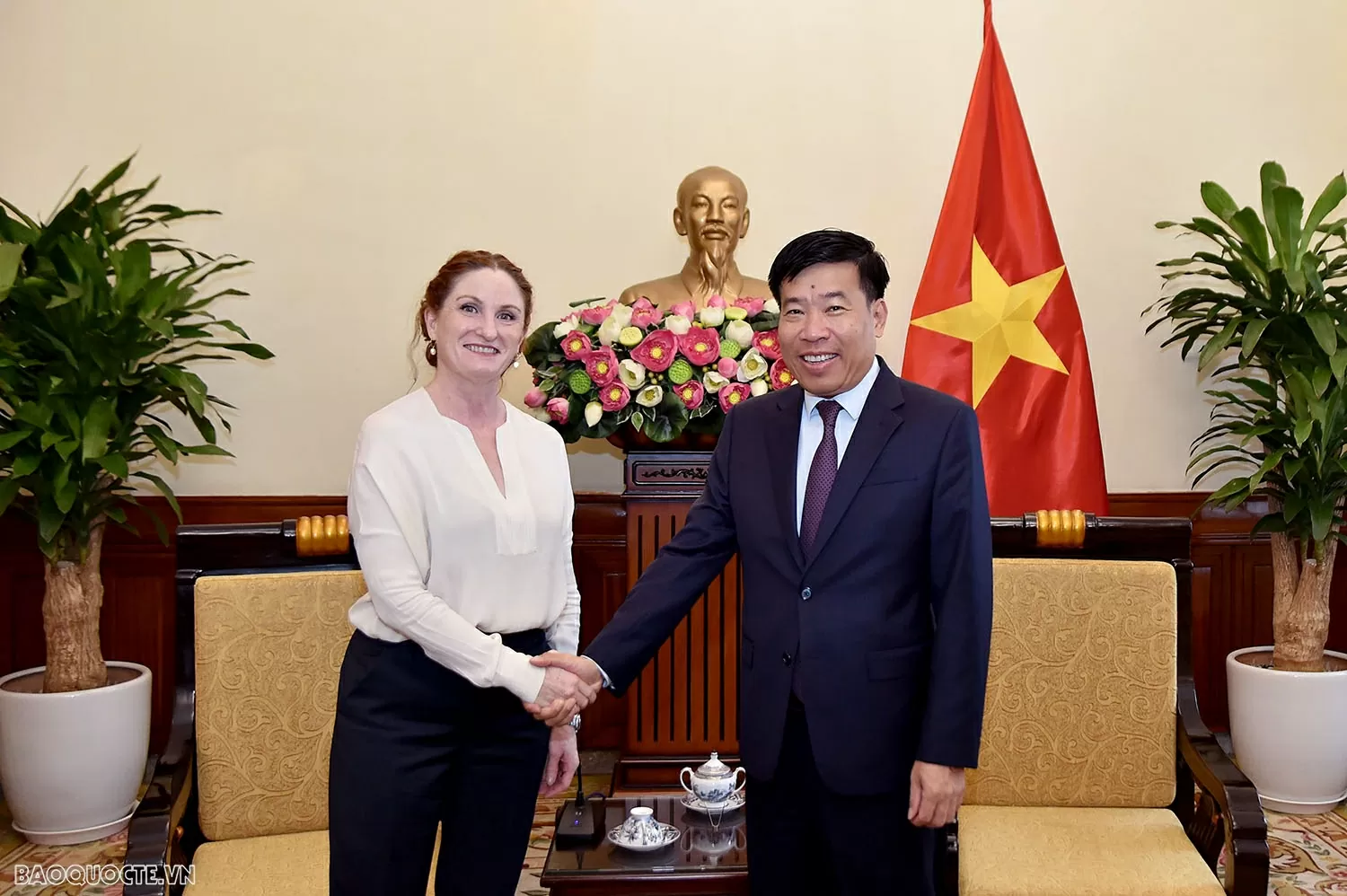 Đại sứ Caroline Beresford: 50 năm gieo trồng để 'hạt giống' Việt Nam-New Zealand vươn mình thành cây đại thụ Đại sứ Caroline Beresford: 50 năm gieo trồng để 'hạt giống' Việt Nam-New Zealand vươn mình thành cây đại thụ