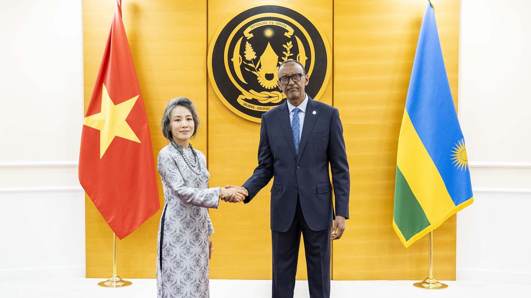 Đại sứ Việt Nam trình Thư ủy nhiệm lên Tổng thống Rwanda Paul Kagame