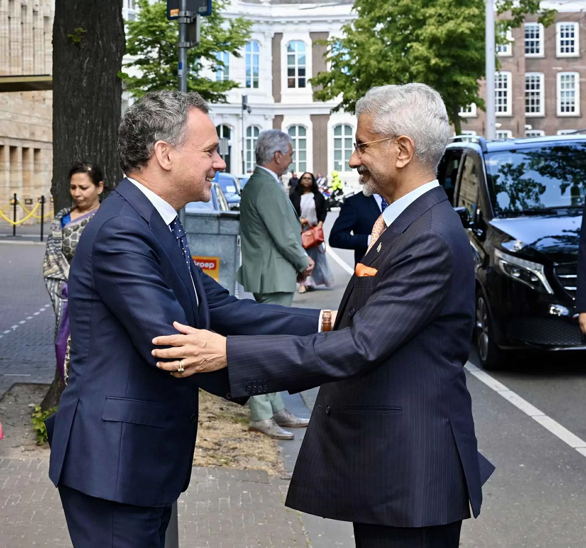 Ngoại trưởng Ấn Độ Subrahmanyam Jaishankar gặp Bộ trưởng Ngoại giao Hà Lan Caspar Veldkamp. (Nguồn: X@DrSJaishankar) Ngoại trưởng Ấn Độ Subrahmanyam Jaishankar gặp Bộ trưởng Ngoại giao Hà Lan Caspar Veldkamp. (Nguồn: X@DrSJaishankar)