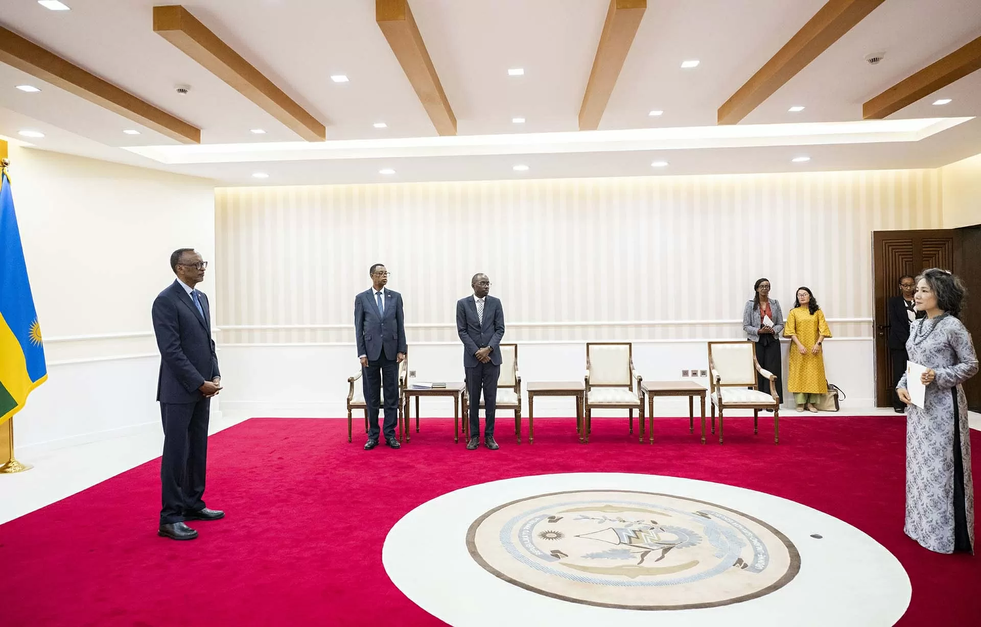 Đại sứ Việt Nam trình Thư ủy nhiệm lên Tổng thống Rwanda Paul Kagame Đại sứ Việt Nam trình Thư ủy nhiệm lên Tổng thống Rwanda Paul Kagame