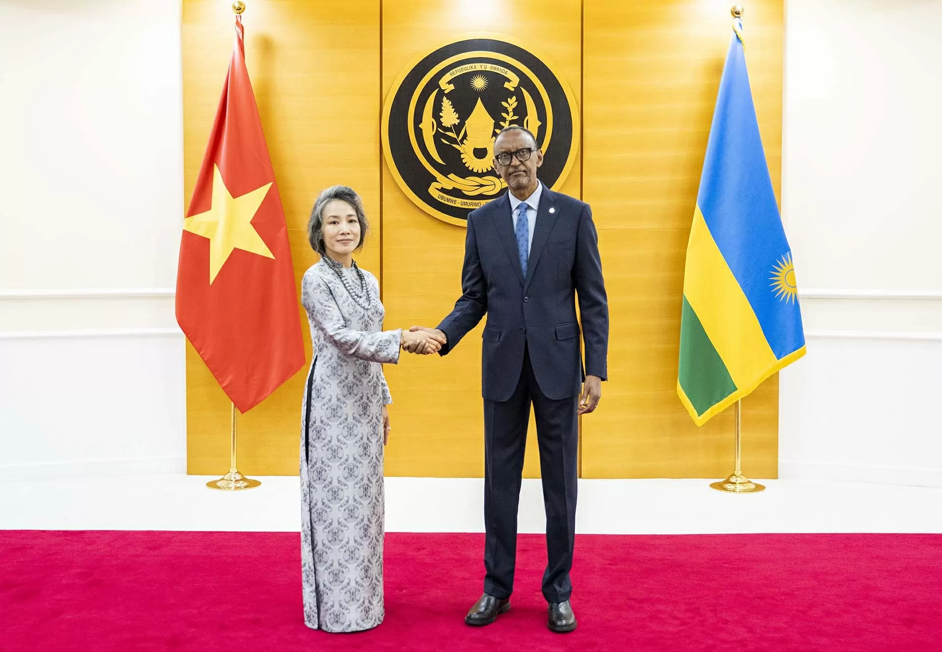 Đại sứ Việt Nam trình Thư ủy nhiệm lên Tổng thống Rwanda Paul Kagame Đại sứ Việt Nam trình Thư ủy nhiệm lên Tổng thống Rwanda Paul Kagame