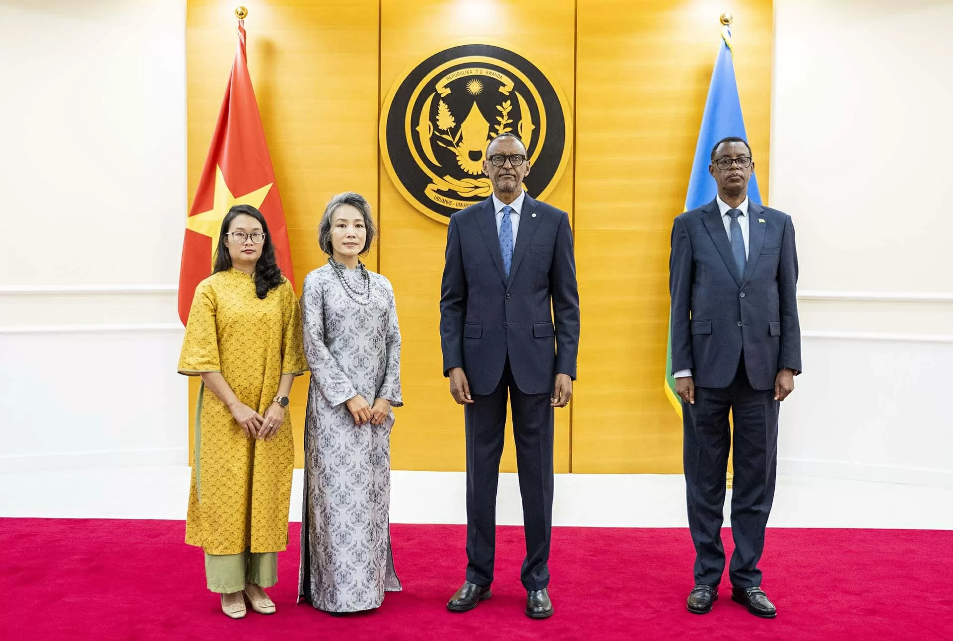 Đại sứ Việt Nam trình Thư ủy nhiệm lên Tổng thống Rwanda Paul Kagame Đại sứ Việt Nam trình Thư ủy nhiệm lên Tổng thống Rwanda Paul Kagame