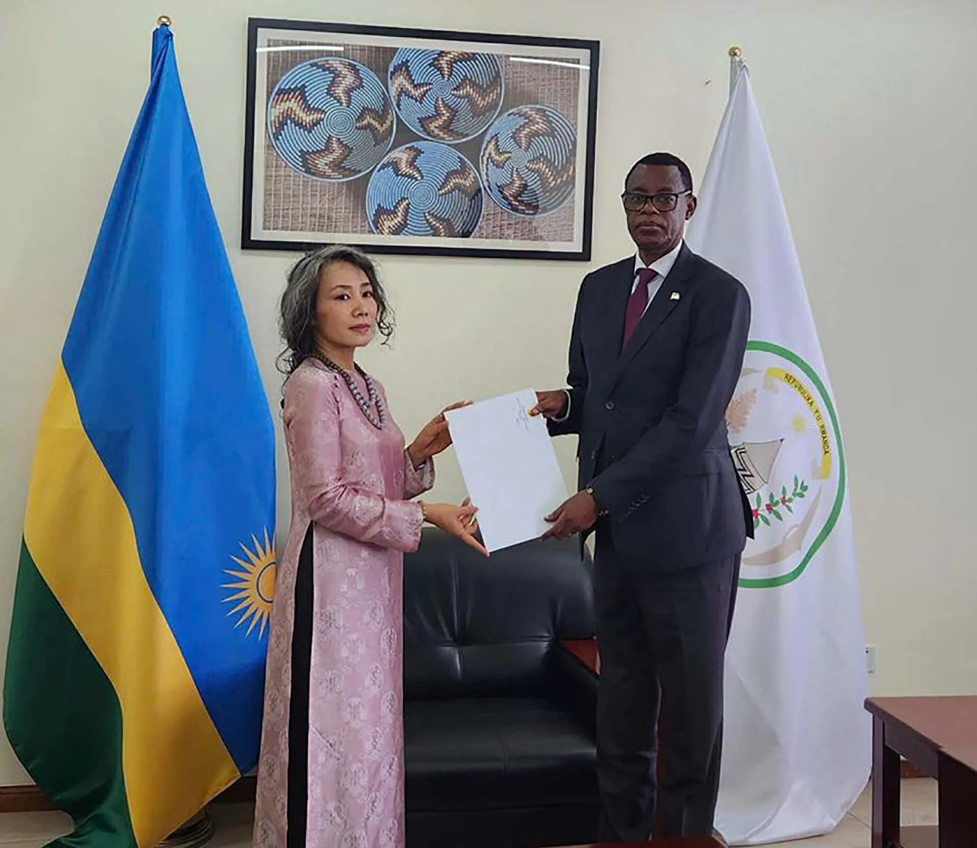 Đại sứ Việt Nam trình Thư ủy nhiệm lên Tổng thống Rwanda Paul Kagame Đại sứ Việt Nam trình Thư ủy nhiệm lên Tổng thống Rwanda Paul Kagame