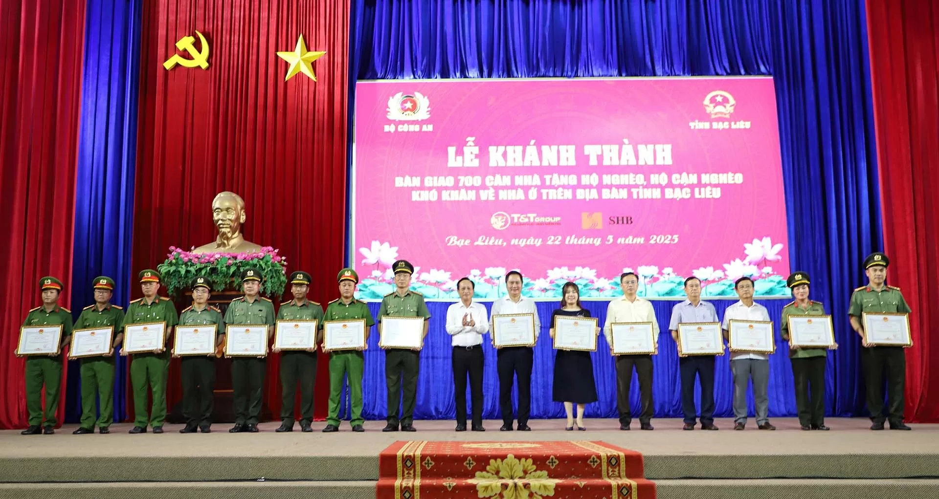 Ông Mai Xuân Sơn, Tổng Giám đốc Tập đoàn T&T Group (thứ 7 từ phải sang) và bà Ninh Thị Lan Phương, Phó Tổng Giám đốc Ngân hàng SHB (thứ 6 từ phải sang) nhận bằng khen dành cho các tập thể có thành tích trong thực hiện xóa nhà tạm, nhà dột nát trên địa bàn