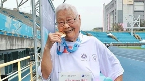 Cụ bà 97 tuổi giành huy chương vàng nội dung bơi ếch và đi bộ nhanh