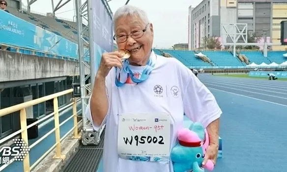 Cụ bà 97 tuổi giành huy chương vàng nội dung bơi ếch và đi bộ nhanh Cụ bà 97 tuổi giành huy chương vàng nội dung bơi ếch và đi bộ nhanh