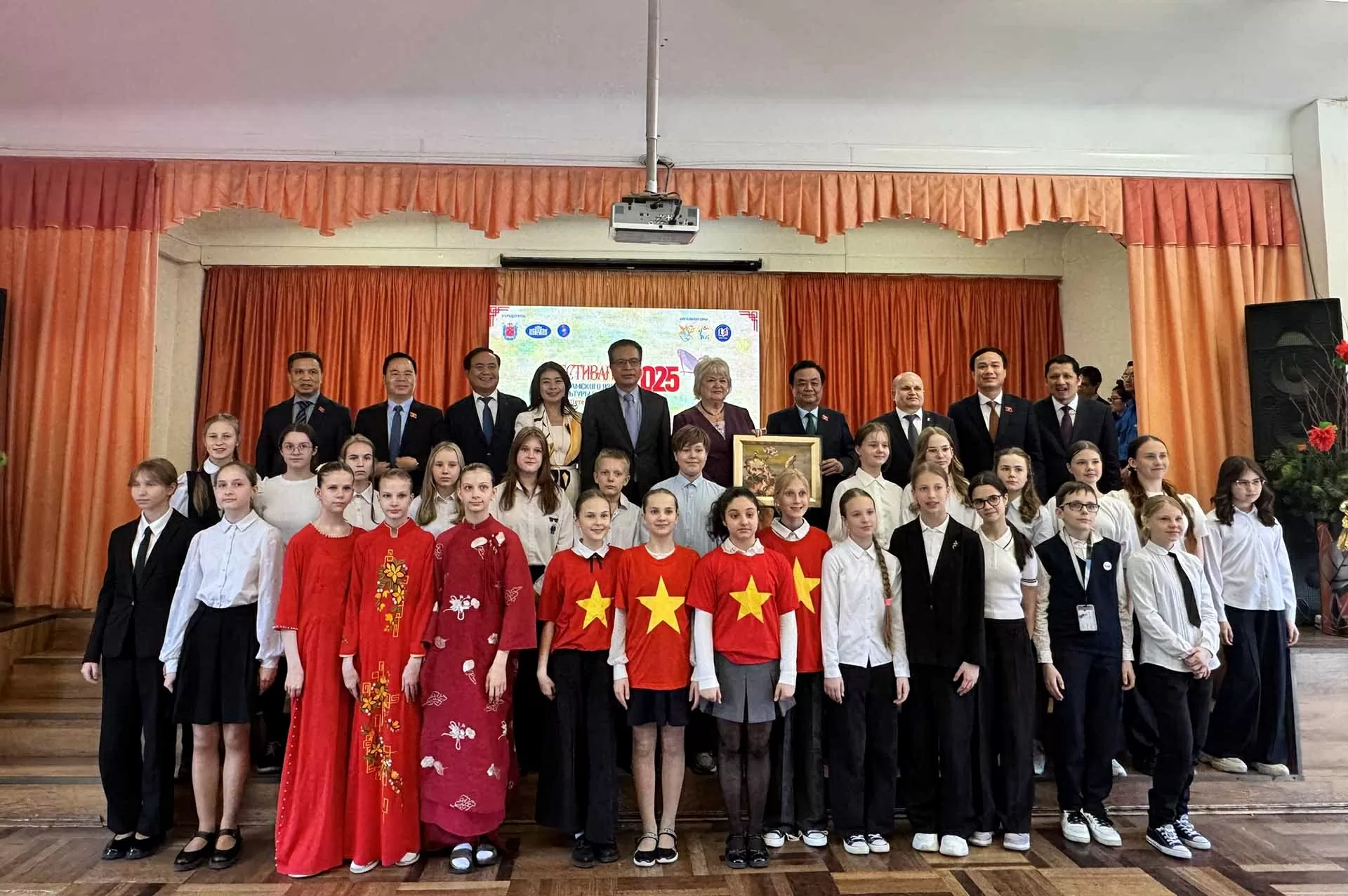 Phó Chủ tịch Quốc hội Lê Minh Hoan tham dự Đại hội Sinh thái quốc tế Nevsky lần thứ 11