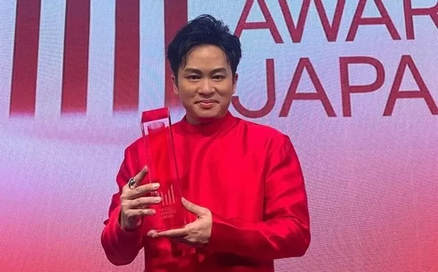 Ca sĩ Tùng Dương diện áo dài Việt Nam nhận giải thưởng âm nhạc tại Nhật Bản Ca sĩ Tùng Dương diện áo dài Việt Nam nhận giải thưởng âm nhạc tại Nhật Bản