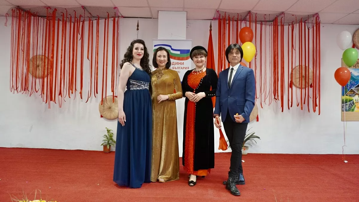 Chương trình tạo không khí sôi nổi chào mừng kỷ niệm 75 năm thiết lập quan hệ giữa hai nước.