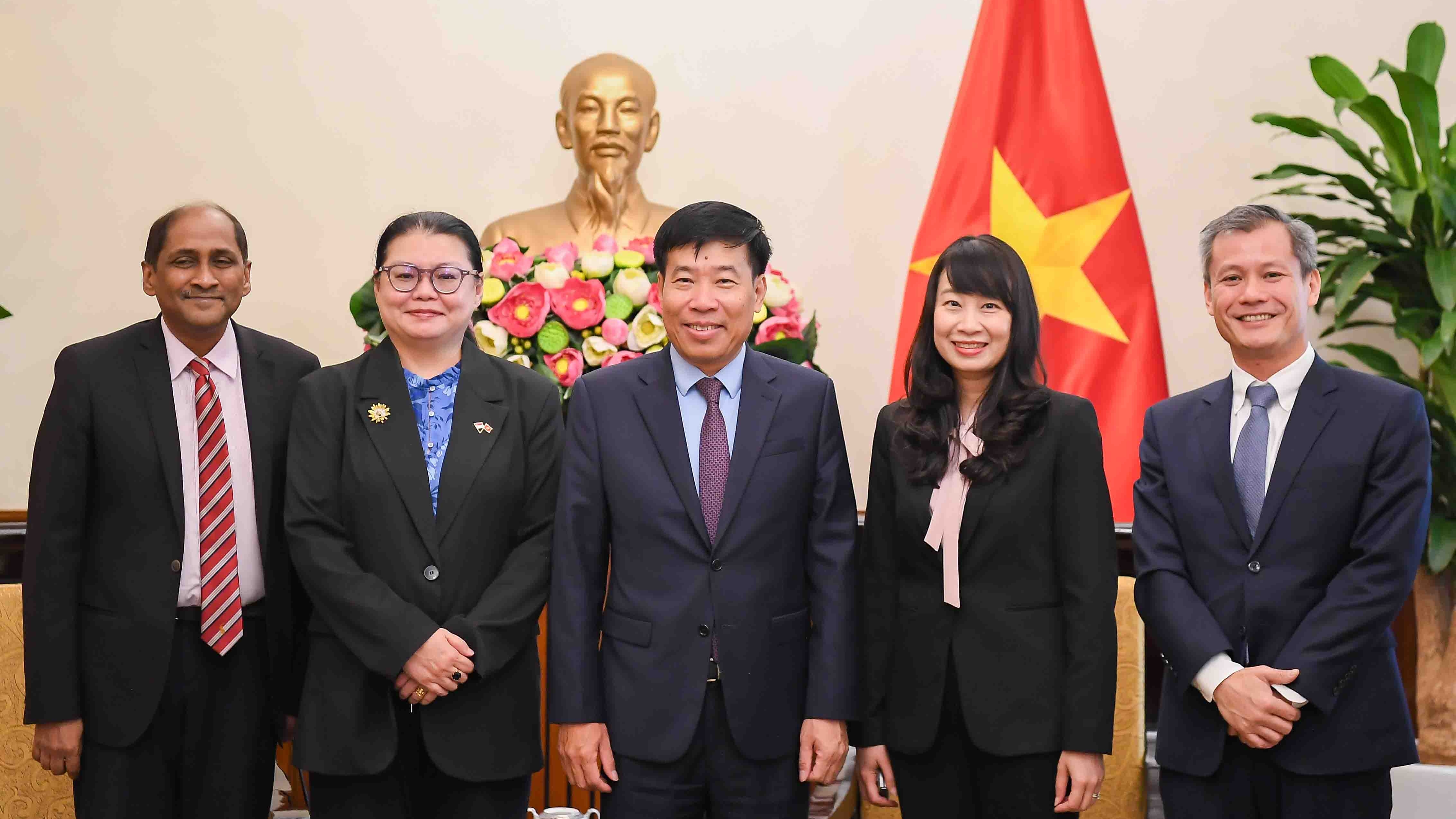 Thứ trưởng Ngoại giao Nguyễn Mạnh Cường tiếp Đại sứ Singapore tại Việt Nam