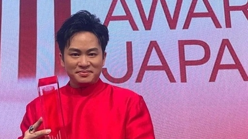 Ca sĩ Tùng Dương diện áo dài Việt Nam nhận giải thưởng âm nhạc tại Nhật Bản