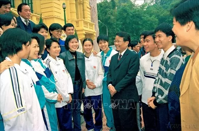 Chủ tịch nước Trần Đức Lương gặp gỡ tài năng trẻ trong các lĩnh vực giáo dục, văn hóa, nghệ thuật và thể thao đã giành được các giải cao quốc tế (Hà Nội, 23/1/2000). Ảnh: Trọng Nghiệp/TTXVN Chủ tịch nước Trần Đức Lương gặp gỡ tài năng trẻ trong các lĩnh vực giáo dục, văn hóa, nghệ thuật và thể thao đã giành được các giải cao quốc tế (Hà Nội, 23/1/2000). Ảnh: Trọng Nghiệp/TTXVN