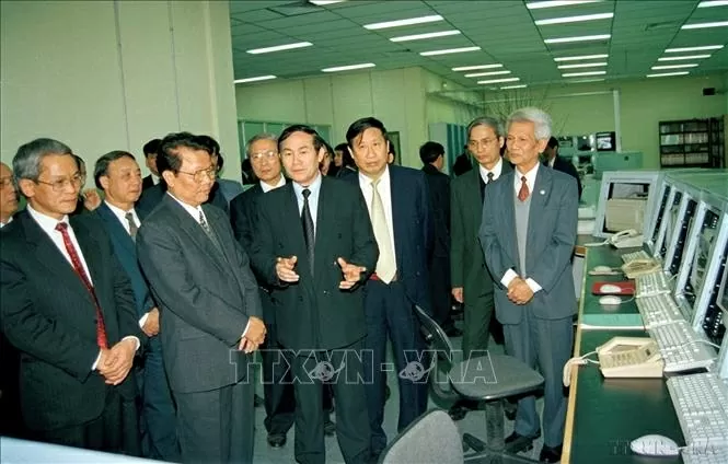 Chủ tịch nước Trần Đức Lương thăm cơ sở vật chất kỹ thuật phục vụ công tác thông tin tại Trung tâm viễn thông quốc tế khu vực 1 (Hà Nội). Ảnh: Trọng Nghiệp/TTXVN Chủ tịch nước Trần Đức Lương thăm cơ sở vật chất kỹ thuật phục vụ công tác thông tin tại Trung tâm viễn thông quốc tế khu vực 1 (Hà Nội). Ảnh: Trọng Nghiệp/TTXVN