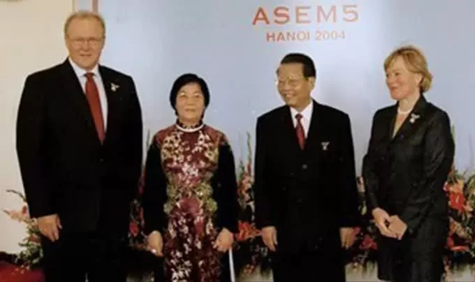 Chủ tịch nước Trần Đức Lương và phu nhân đón Thủ tướng Thụy Điển Goran Persson và phu nhân tham dự lễ khai mạc Hội nghị cấp cao Á - Âu lần thứ 5 (ASEM 5), được tổ chức tại Hà Nội. Ảnh: TTXVN Chủ tịch nước Trần Đức Lương và phu nhân đón Thủ tướng Thụy Điển Goran Persson và phu nhân tham dự lễ khai mạc Hội nghị cấp cao Á - Âu lần thứ 5 (ASEM 5), được tổ chức tại Hà Nội. Ảnh: TTXVN