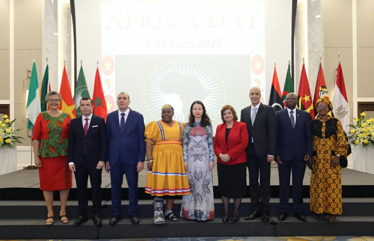 Thứ trưởng Nguyễn Minh Hằng chụp ảnh lưu niệm cùng với Đại sứ các nước châu Phi tại Việt Nam. (Ảnh: Thành Long)