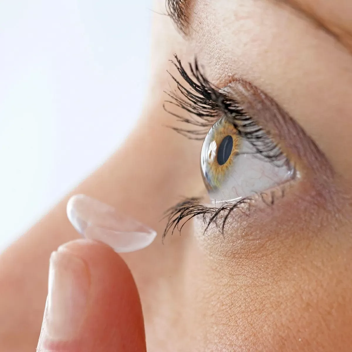 Phát triển thành công kính áp tròng siêu thị lực cho phép thấy ánh sáng cận hồng ngoại Kính áp tròng siêu thị lực mới cho phép mắt người nhìn thấy ánh sáng cận hồng ngoại