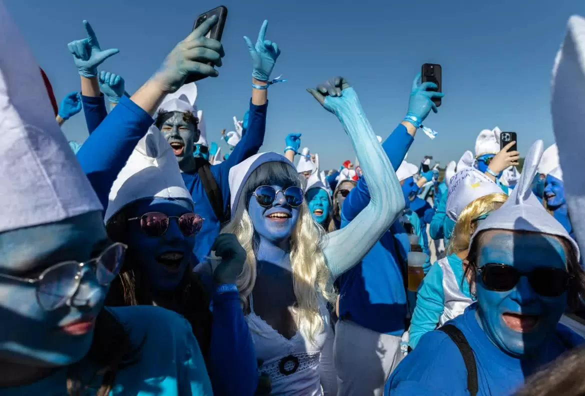 Hơn 3.000 ‘Xì Trum’ tụ hội – Thị trấn Pháp lập kỷ lục thế giới mới Hơn 3.000 ‘Xì Trum’ tụ hội – Thị trấn Pháp lập kỷ lục thế giới mới