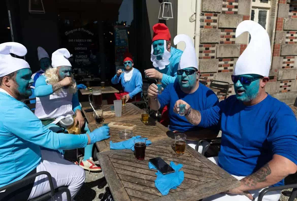 Hơn 3.000 ‘Xì Trum’ tụ hội – Thị trấn Pháp lập kỷ lục thế giới mới Hơn 3.000 ‘Xì Trum’ tụ hội – Thị trấn Pháp lập kỷ lục thế giới mới