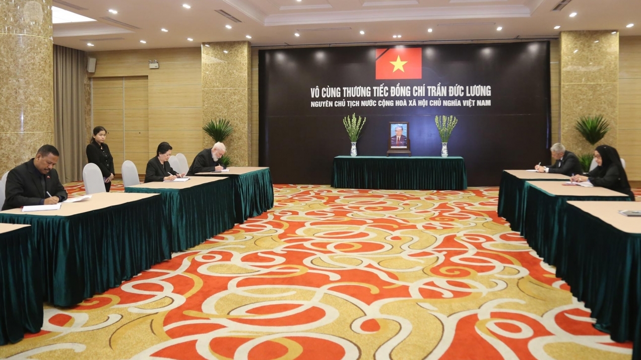 Đại diện các Đại sứ quán nước ngoài tại Việt Nam đến viếng, ghi sổ tang nguyên Chủ tịch nước Trần Đức Lương