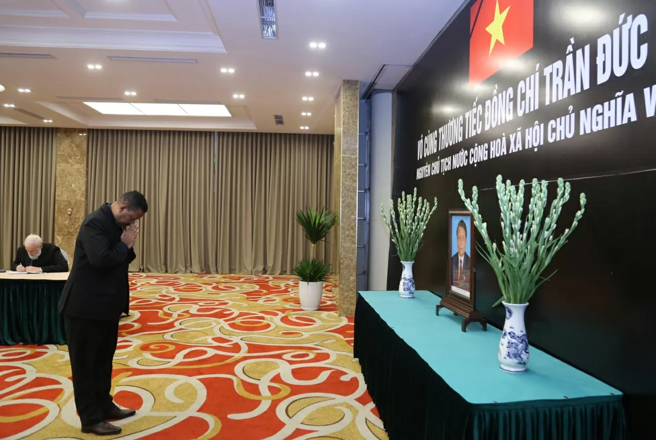 Đại sứ Timor Leste tại Việt Nam Joãn Pereira kính viếng và ghi sổ tang. (Ảnh: Thành Long)