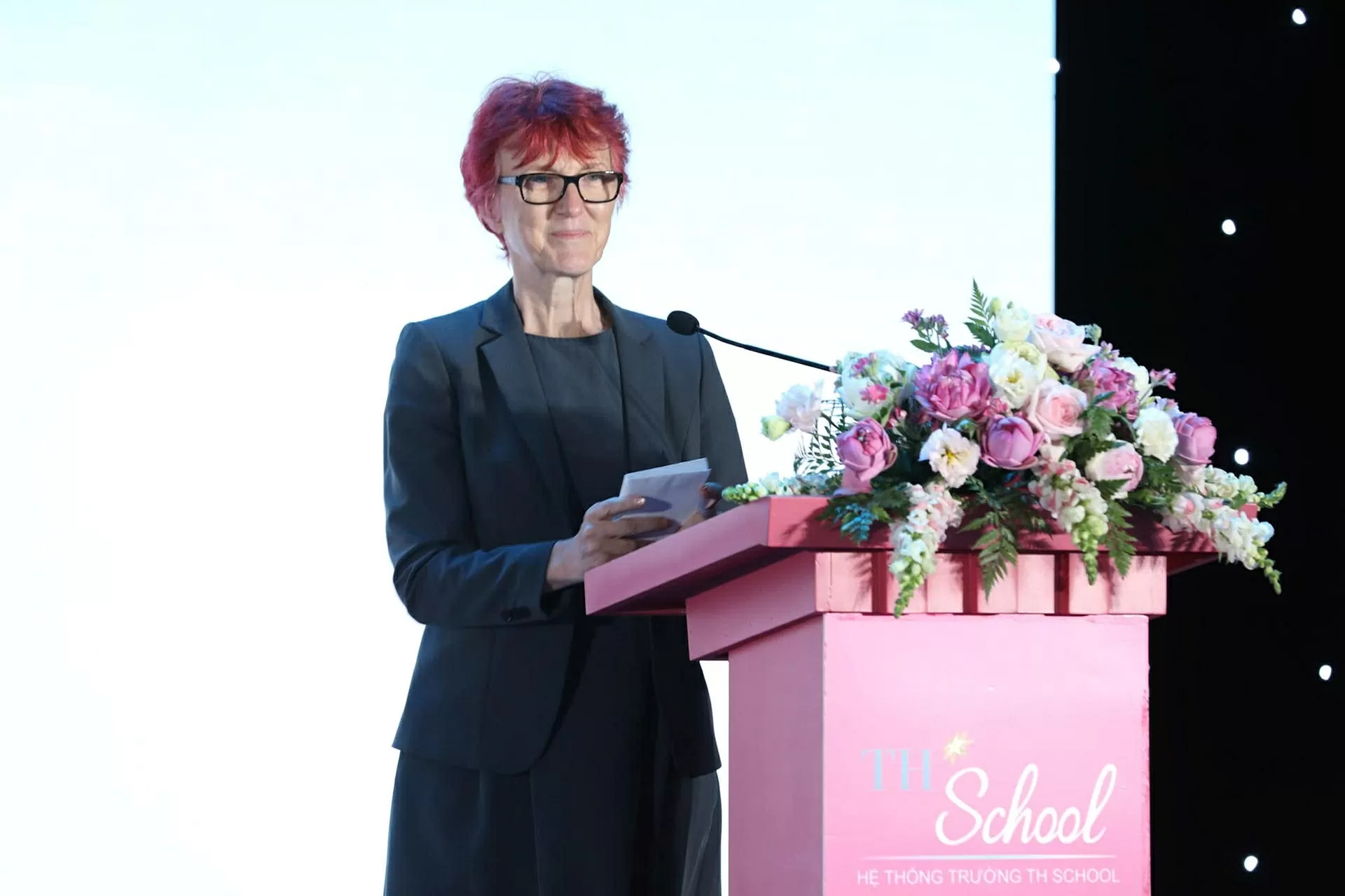 Cô Jane Ball gửi gắm thông điệp tới các em học sinh trong Lễ tốt nghiệp Cô Jane Ball gửi gắm thông điệp tới các em học sinh trong Lễ tốt nghiệp