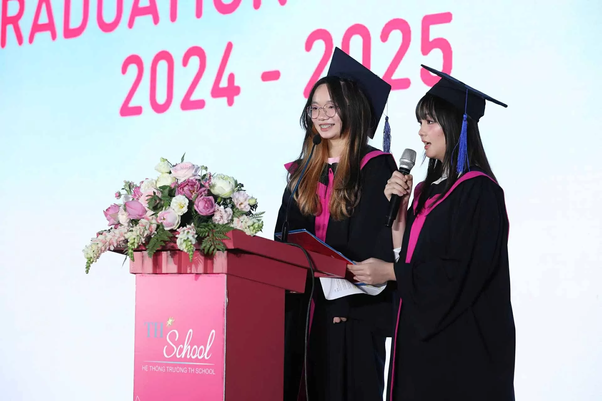 Học sinh Nguyễn Hạnh An (bên trái) chia sẻ tại Lễ tốt nghiệp của các học sinh lớp 12 Học sinh Nguyễn Hạnh An (bên trái) chia sẻ tại Lễ tốt nghiệp của các học sinh lớp 12