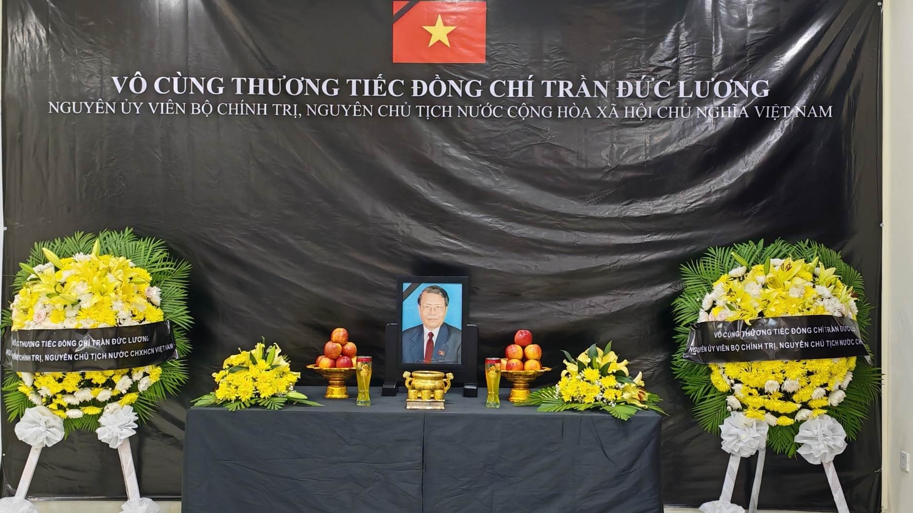 Tổng lãnh sự quán Việt Nam tại Sihanoukville mở sổ tang viếng nguyên Chủ tịch nước Trần Đức Lương