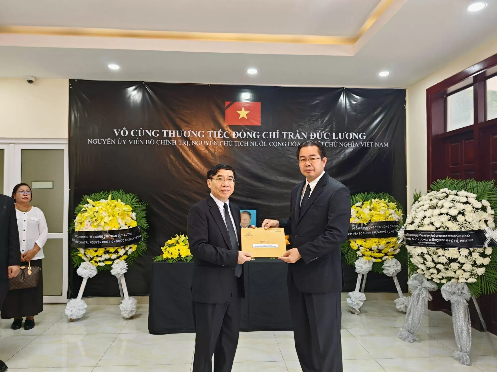 Tổng Lãnh sự quán Việt Nam tại Sihanoukville mở sổ tang viếng nguyên Chủ tịch nước Trần Đức Lương