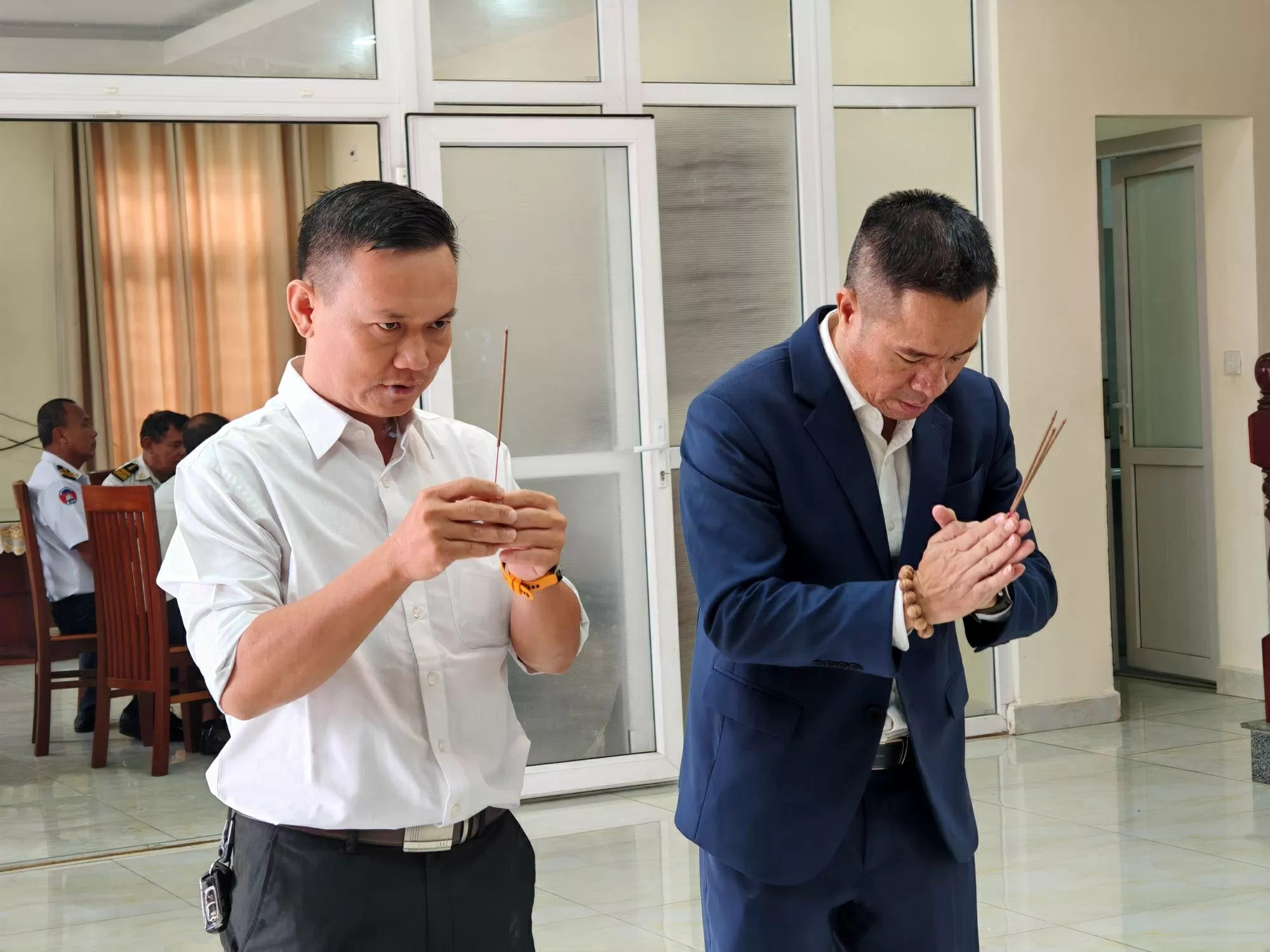 Tổng Lãnh sự quán Việt Nam tại Sihanoukville mở sổ tang viếng nguyên Chủ tịch nước Trần Đức Lương