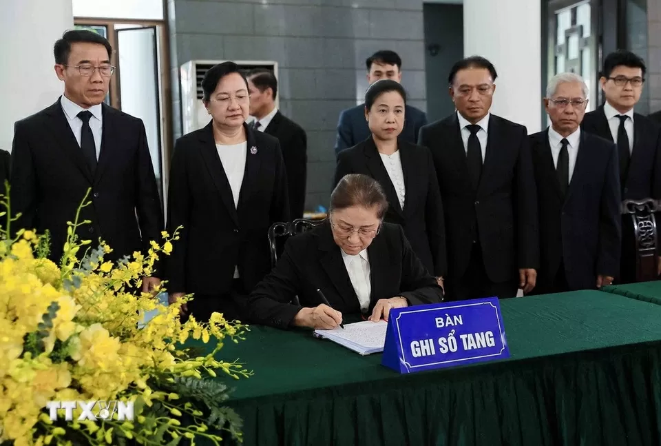Phó Chủ tịch nước Lào Pany Yathotou ghi sổ tang. Phó Chủ tịch nước Lào Pany Yathotou ghi sổ tang.
