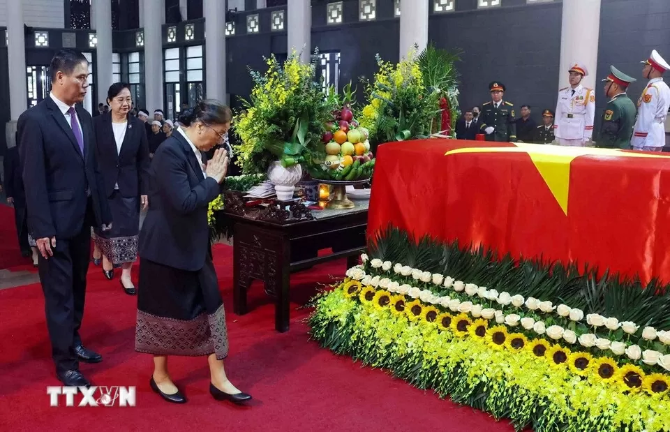 Đoàn đại biểu cấp cao Đảng Nhân dân Cách mạng Lào do Phó Chủ tịch nước Pany Yathotou viếng nguyên Chủ tịch Trần Đức Lương. Đoàn đại biểu cấp cao Đảng Nhân dân Cách mạng Lào do Phó Chủ tịch nước Pany Yathotou viếng nguyên Chủ tịch Trần Đức Lương.