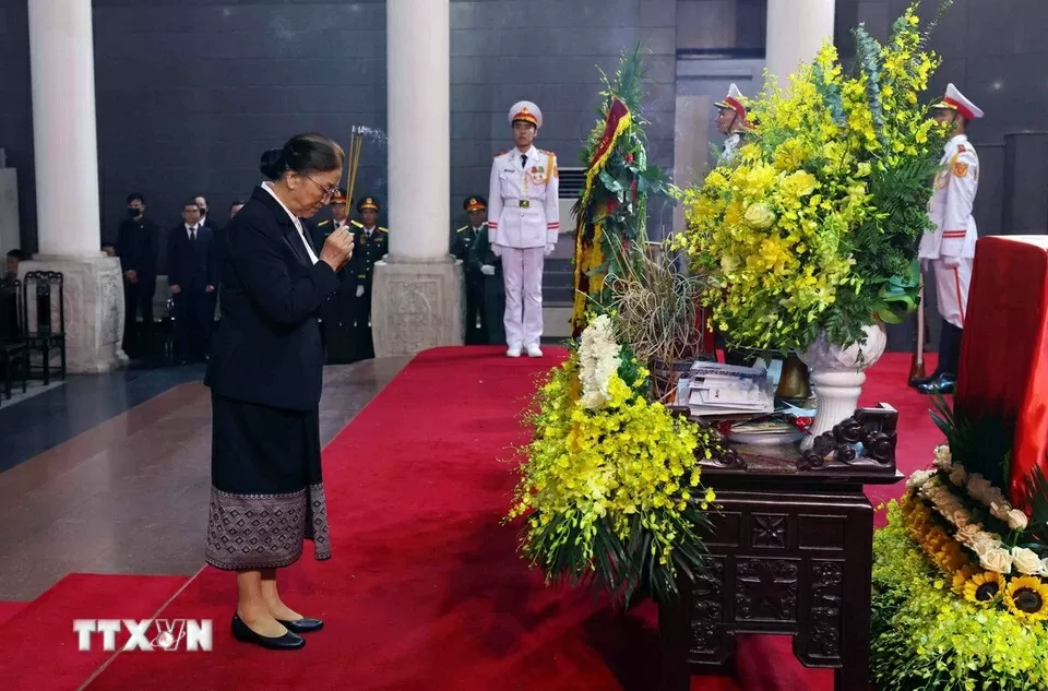 Phó Chủ tịch nước Lào Pany Yathotou dâng hương nguyên Chủ tịch nước Trần Đức Lương. Phó Chủ tịch nước Lào Pany Yathotou dâng hương nguyên Chủ tịch nước Trần Đức Lương.